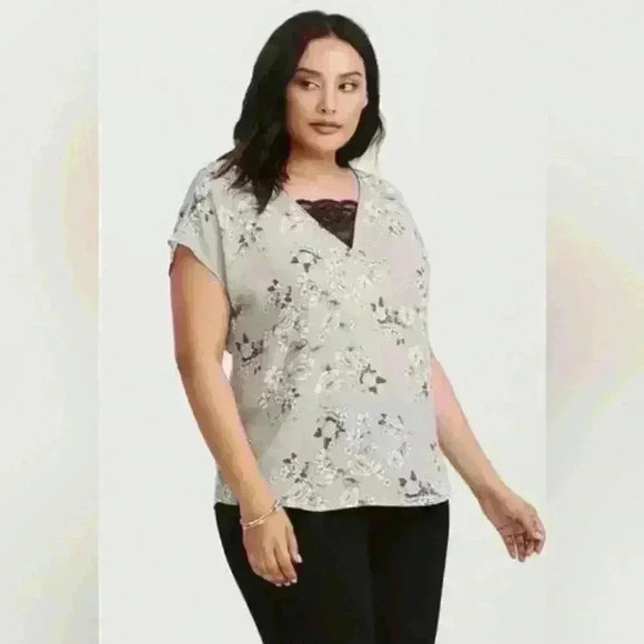 Torrid Lightweight Georgette Fabric Floral Short  Sleeve V-Neck Blouse, Size 0X - Picture 1 of 6